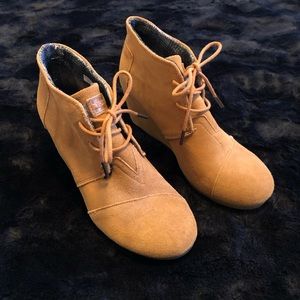 Tom’s Kala Wedge Bootie Chestnut Suede Lace-up 9